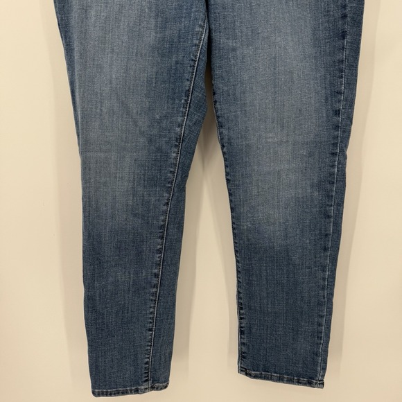 Levi's Classic Crop Medium Wash Straight Denim Jeans Size 10 Women's - Picture 2 of 11